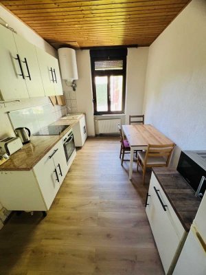 **2er-WG aufgepasst! 2,5  Zimmer Altbauwohnung + Einbauküche + Gäste WC**