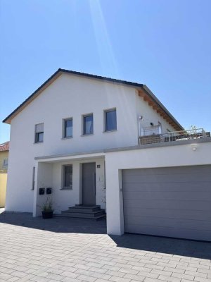 Neuwertige Wohnung mit drei Zimmern sowie Dachterrasse und Küche in Olching