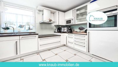 Gepflegte und modernisierte 4 Zimmer Wohnung, PKW-Stellplatz, Einbauküche