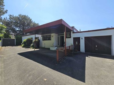 Winkelbungalow mit großem Garten in ruhiger Höhenlage