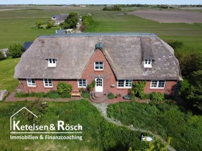 Nordseeidylle unter Reet – Zweifamilienhaus auf einer Warft mit Panoramablick
