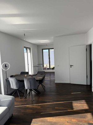 Geschmackvolle 4-Raum-Penthouse-Wohnung mit geh. Innenausstattung mit EBK in Berlin Kladow (Spandau)