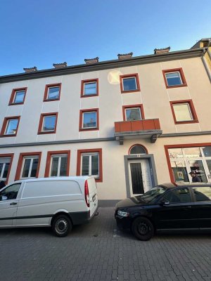 Komplett renoviert! 4ZKB mit Innenhof mitten in KL!