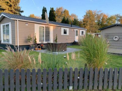 Modernes Mobilheim „Orlando“ mit großzügigem Garten, Terrasse & Gartenhaus