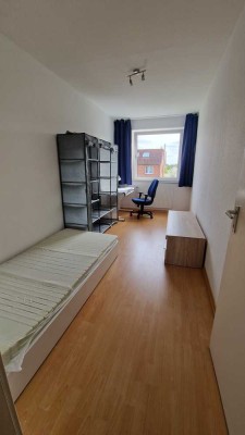 Zimmer in 3er-WG, nur 9 Min zur S-Bahn u. 2 Min zum Bus
