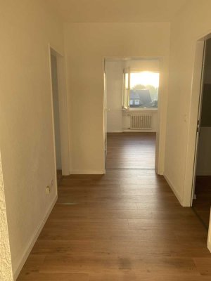 Helle 3 Zimmer Wohnung mit EBK, Süd-Balkon und Extra-Büro im DG.