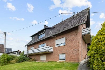 Freistehendes Zweifamilienhaus mit großem Grundstück und Sommerhaus