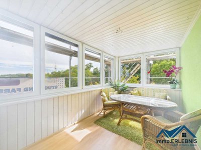 Oben ist es am SCHÖNSTEN! Top-gepflegte 2,5 Zi.-Whg. mit verglastem Balkon, Stellplatz und Aussicht!