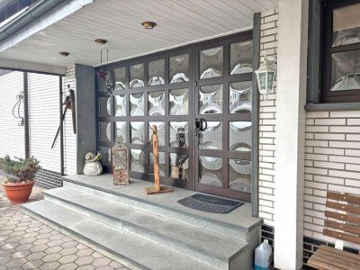 Wohnen mit Stil, Raum und Wellness – außergewöhnliche Erdgeschosswohnung im Zweifamilienhaus