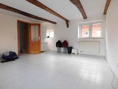 HELL UND MEGA ZENTRAL: 2-Zimmer-Altbau-Wohnung, perfekt für Singles