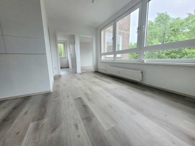 Renovierte 4-Zimmer-Wohnung mit großer Fensterfront!