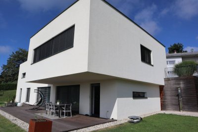 Feldkirchen an der Donau: Modernes, neuwertiges Einfamilienhaus in idyllischer Lage mit traumhaftem Weitblick zu verkaufen