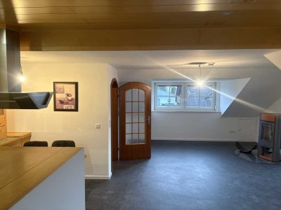 Gemütliche 3-Zimmer-Dachwohnung mit Kamin & Balkon in Schweinheim
