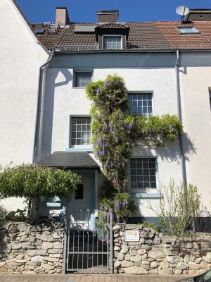 Familienidyll in Alt-Fechenheim – Modernisiertes Reihenmittelhaus mit Gartenparadies und Balkon