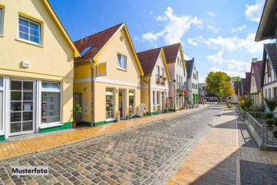 Wohn- und Geschäftshaus und zahlreiche Stellplätze