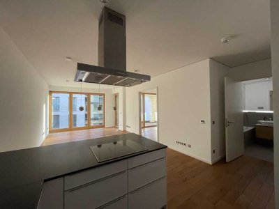 Stilvolle, neuwertige 2-Zimmer-Wohnung mit luxuriöser Innenausstattung und Loggia