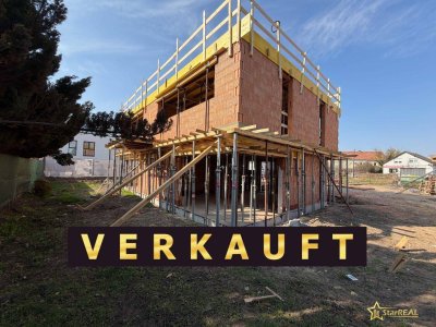 5 ZIMMER-ZIEGELHAUS, LUFTWÄRMEPUMPE, BODENHEIZUNG UND KST/ALUMINIUM-FENSTER. Provisionsfrei für den Käufer.