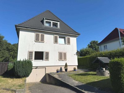 Erstbezug nach Sanierung,  Stilvolle 3-Zimmer-Wohnung mit Terrasse, Garten & und optionaler Garage