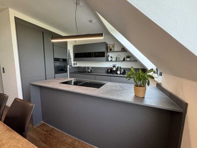 Möbilierte Dachgeschoss Wohnung in zentraler Lage