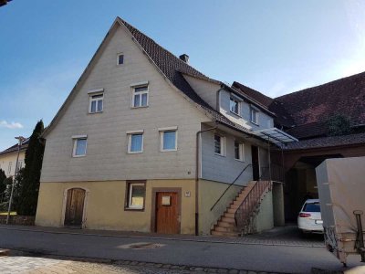 Bäuerliches Wohnhaus mit angrenzender Scheune