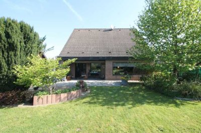 Freistehendes Einfamilienhaus mit Garten und Garage