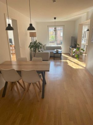 Ruhige 2,5-Raum-Wohnung mit gehobener Innenausstattung mit Balkon und Einbauküche in Mannheim