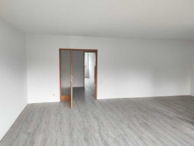 Erstbezug nach Sanierung mit Balkon: Freundliche 3-Raum-Wohnung