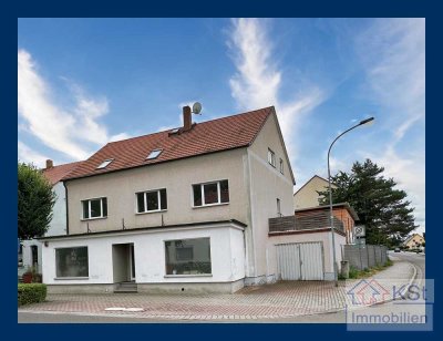 Wohn- und Geschäftshaus mit zwei Wohnungen und Gewerbe im Erdgeschos. Gute Lage. Solide Investition.