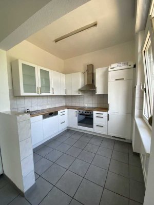*** Helle und gemütliche 2,5 -Zimmerwohnung mit Einbauküche und Balkon ***