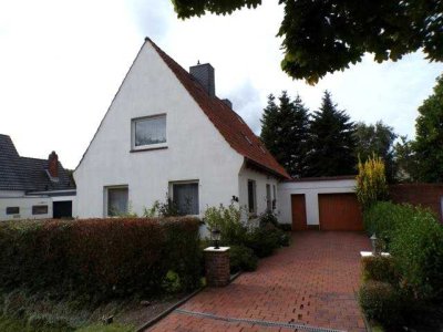 1 - Familienhaus mit Anbau, versch. Terrassen,  Außenabstellräumen u. Garage