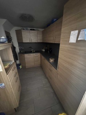 Moderne 3½-Zimmerwohnung auf 2 Etagen mit Terrasse, Einbauküche & Garten mit Mittelhaus-Charakter