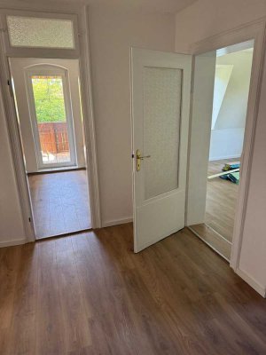 Schöne und modernisierte 3-Raum-Dachgeschosswohnung mit Balkon und EBK in Dresden