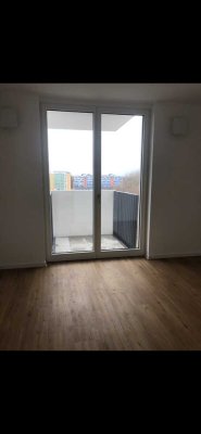 Neuwertige Wohnung mit drei Zimmern sowie Balkon und EBK in Berlin