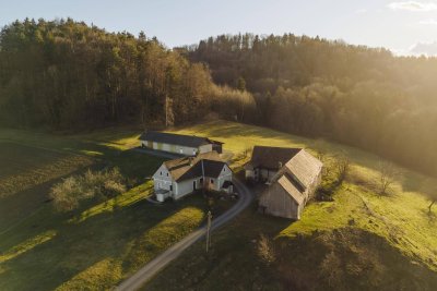 langfristige Pacht in absoluter Alleinlage: 4 Hektar Grünfläche mit Wohnhaus und Wirtschaftsgebäuden