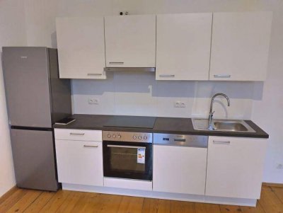 Erstbezug: Sanierter 3 ZIMMER-Altbau + ruhiger Balkon + neue Einbauküche + neue Sanitäranlagen!
