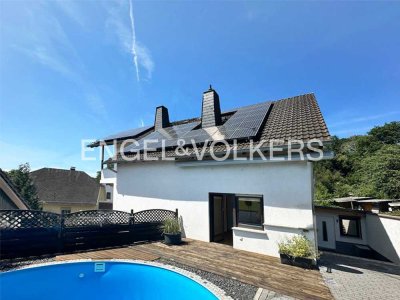 Modernisiertes Zweifamilienhaus mit Photovoltaik, Pool und Sauna in ruhiger Lage