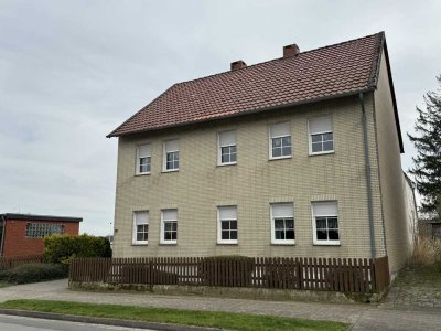 Großes Einfamilienhaus mit Garagen-Nebengebäude in Wolsdorf