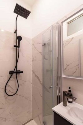 Luxuriös sanierte Altbauwohnung in Sanderau – 2 Zimmer, Marmorbad, voll möbliert