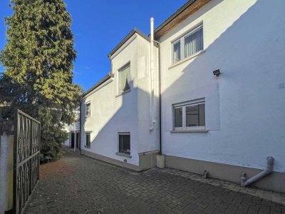 Großzügiges Zweifamilienhaus mit Balkon und Garage in gefragter Lage von Neulußheim