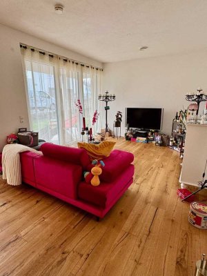 Geschmackvolle, neuwertige 3-Raum-Erdgeschosswohnung mit lux. Innenausstattung mit Balkon und EBK