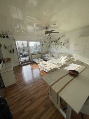 Helle 3-Zi.-Wohnung mit großem Balkon, EBK & Klimaanlage – zentral in Backnang