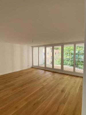 Modernisierte 4-Zimmer-Wohnung mit 140 m², zwei Balkonen, Aufzug & Stellplatz