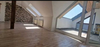 * seit 1992 IMMO-ZAHN *Urban Leben mit Ausblick* Charmantes 3-Zi.Dachstudio mit Balkon-Loggia" (EBK)