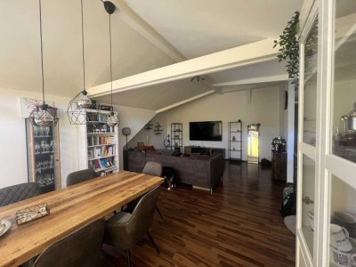 Aufzug! Lichtdurchflutete Dachgeschosswohnung mit Balkon und Fußbodenheizung; zentral jedoch ruhig