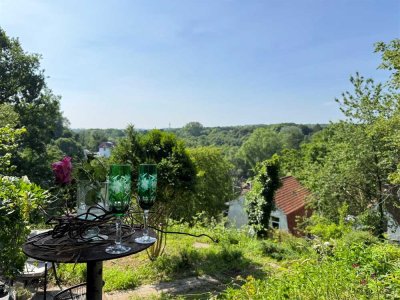 Einmalige Hanglage im Schwentinetal: Wohnen mit Panoramablick ins Grüne über mehrere Ebenen!
