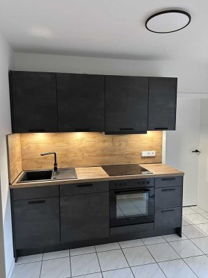 Top renoviert: 2 Zimmer mit Südterrasse, neuer Einbauküche & Stellplatz / WG geeignet