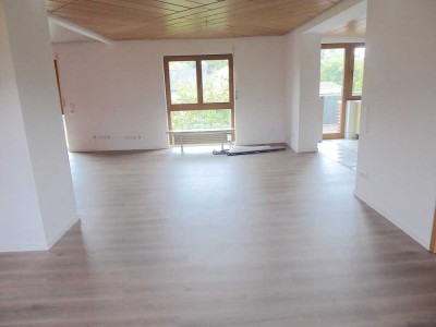 Saniertes Zweifamilienhaus mit Garten und Garage