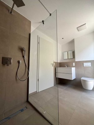 LETZTE WOHNUNG ZUM VERKAUF: Moderne und lichtdurchflutete 3-Zimmer-Wohnung mit Balkon