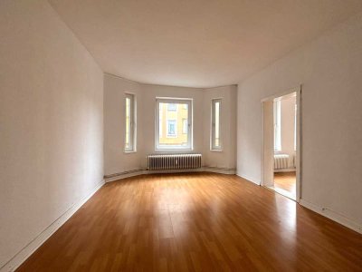 lichtdurchflutete Altbauwohnung mit Erker!