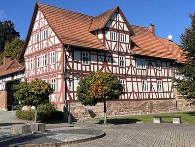 Helle 4-Zimmer-Wohnung: Leben im historischen Gebäude